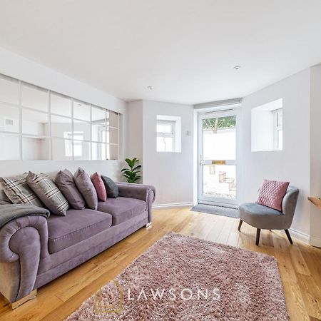 Modern Living By Lawsons With Free Parking Windsor Exterior photo