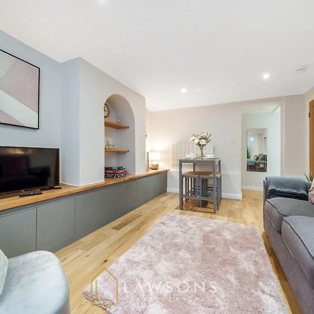 Modern Living By Lawsons With Free Parking Windsor Exterior photo